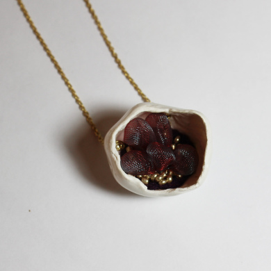 collier porcelaine coquille intérieur bulles d'organza couleur prune irisé, petites perles dorées sur chinette plaqué or
